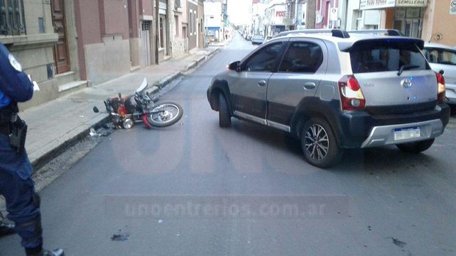 Moto en contramano chocó con auto que salía de cochera en el centro