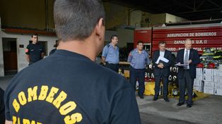 Se adjudicó la compra de 250 trajes para bomberos zapadores de la Policía