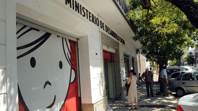 Buscan a la familia de dos niños que estaban solos en la calle