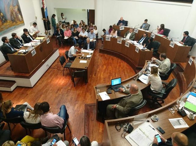 Cambio de bancas. Obeid cambió su lugar y al lado de Aeberhard estuvo Fleitas.