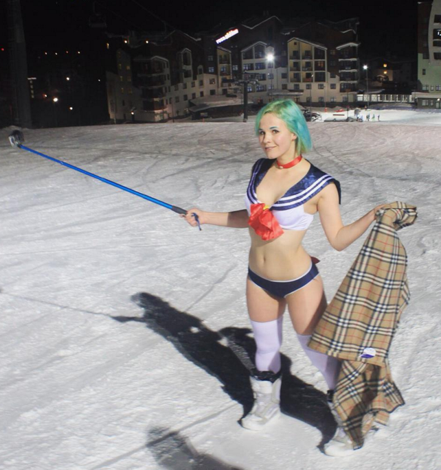 Las imágenes de una joven haciendo snowboard hicieron furor en las redes sociales.
