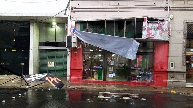 El viento provocó caída de ramas y carteles en casi toda la ciudad.&nbsp;