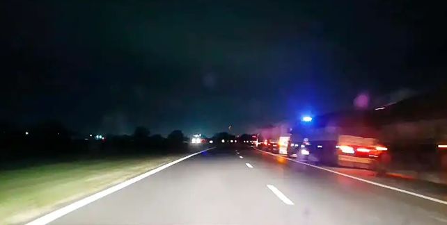 Emboscaron, golpearon y asaltaron a una mujer policía en la autopista Santa Fe - Rosario: le robaron su arma reglamentaria