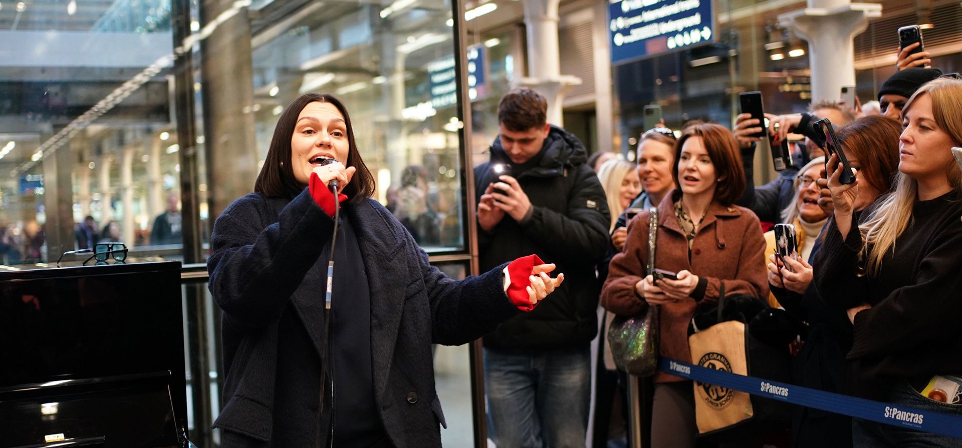 La cantante Jessie J sorprende a los viajeros con una actuación en la estación de tren de St. Pancras, en el centro de Londres, el martes 2 de diciembre de 2025. (Ben Whitley/PA vía AP)