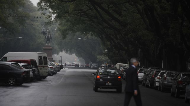 Las lloviznas marcarán el pulso de toda la jornada.