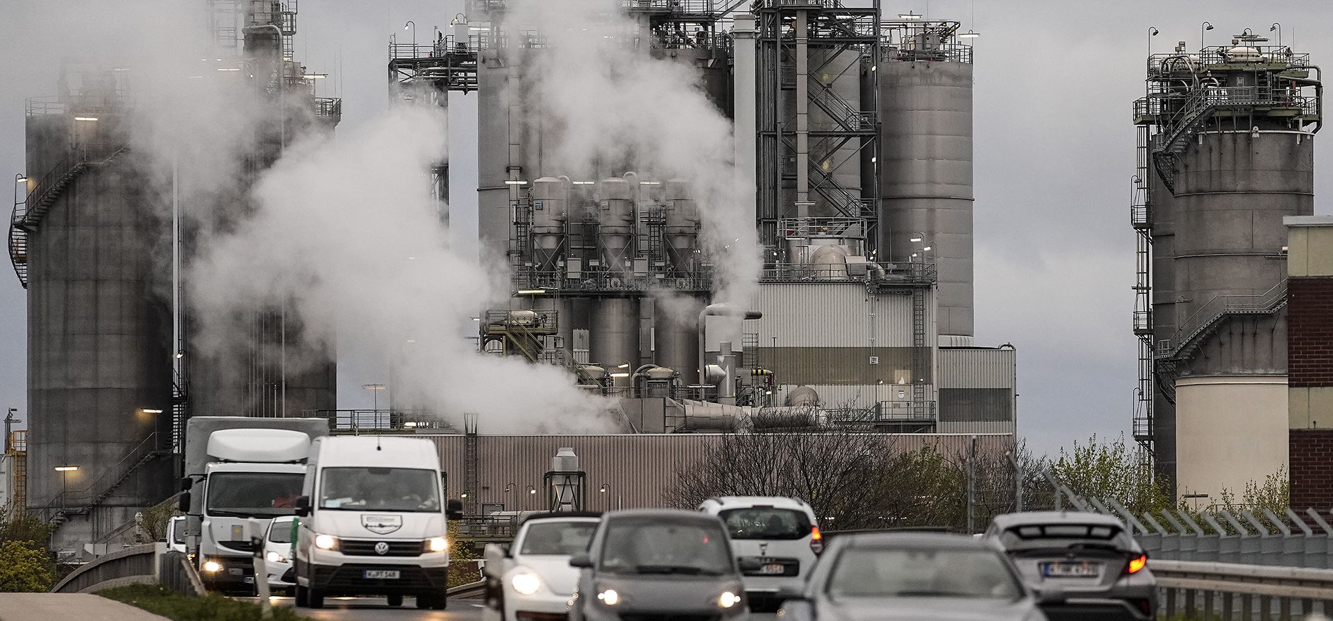 Una planta química de la compañía Evonik humea en Wesseling, cerca de Colonia, Alemania, el miércoles 6 de abril de 2022. Alemania advierte prohibir todas las importaciones de energía de Rusia debido a la guerra en Ucrania, ya que un embargo tendría consecuencias impredecibles para la economía más grande de Europa .