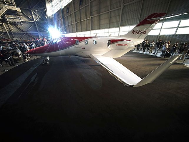 Honda presentó su nuevo y elegante avión