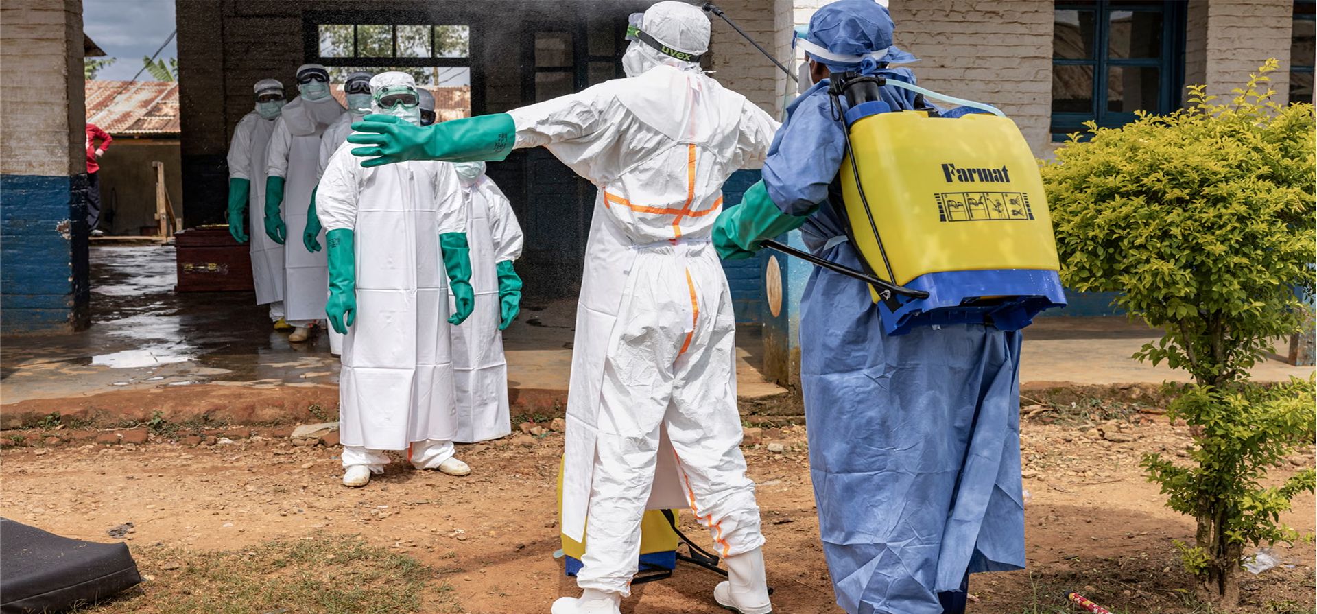 Mongbwalu, RDC. El personal sanitario se desinfecta al salir de la zona de aislamiento por ébola del hospital local. Fotografía: Michel Lunanga/Getty Images Mongbwalu, RDC. El personal sanitario se desinfecta al salir de la zona de aislamiento por ébola del hospital local. Fotografía: Michel Lunanga/Getty Images
