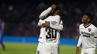Ditta abraza a Ferreira tras el gol del empate. Llega Mosquera. Newells peleó y jugó el partido, para alcanzar un merecido 2 a 2.