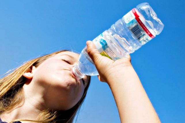 Para cambiar hábitos: niños y adolescentes toman poca agua