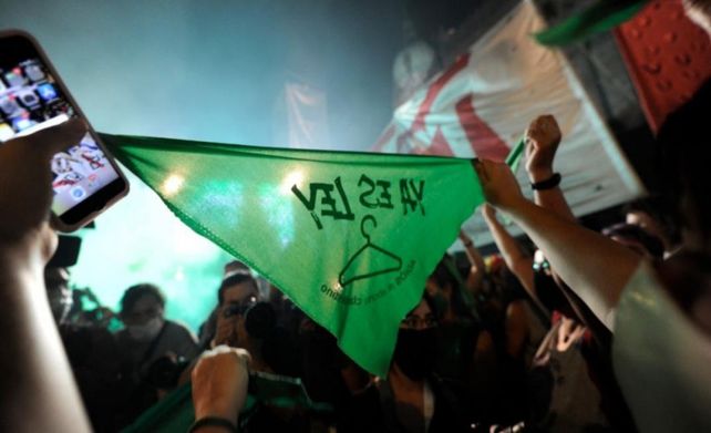 Una joven denunció que la agredieron por utilizar un barbijo verde con la leyenda aborto legal en un colectivo.