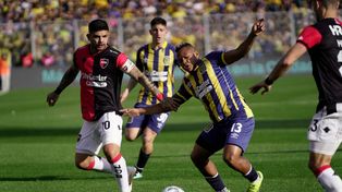 Ever Banega y Jaminton Campaz disputan el balón en el último Central-Newells