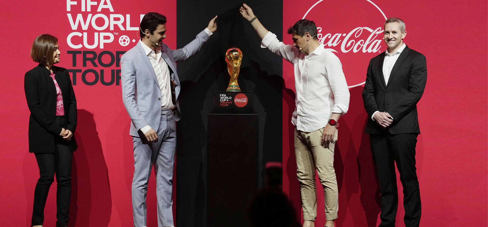 El exjugador brasileño Kaká, segundo a la izquierda, y el exjugador español Iker Casillas revelan el trofeo de la Copa Mundial de la FIFA de Qatar durante el Trophy Tour by Coca-Cola que comenzó hoy con un evento de primera parada en Dubái, Emiratos Árabes Unidos, el jueves 12 de mayo de 2022.