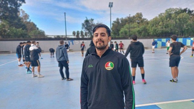 Esteban Burgo Hengenreder es el entrenador de la Selección de Futsal de Paraná.