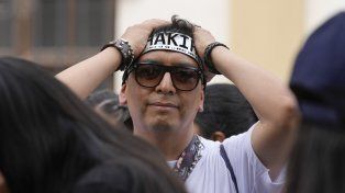 Un fan se entera que el concierto fue suspendido.