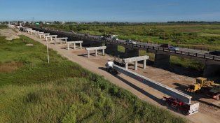 El nuevo Puente Carretero recibió la primera viga fabricada en Santa Fe: informan que la obra tiene un 35% de ejecución