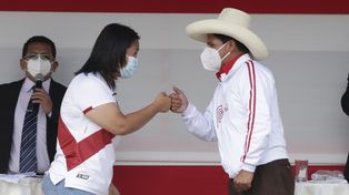 Keiko Fujimori y Pedro Castillo se saludan antes de comenzar el debate, realizado en la ciduad de Chota, donde nació el postulante de la izquierda.