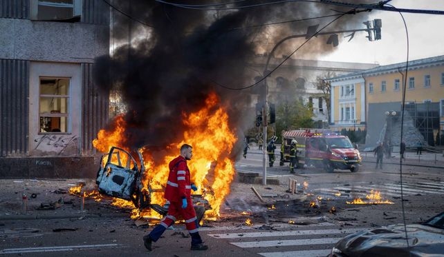 Un auto arde en una calle de Kiev que muestra el efecto del bombardeo ruso. 