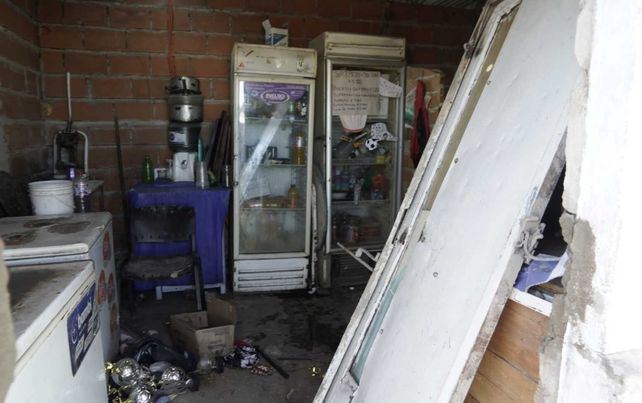 El bufet del Club Valencia arrasado anoche por los delincuentes. Fue el tercer robo en tres días