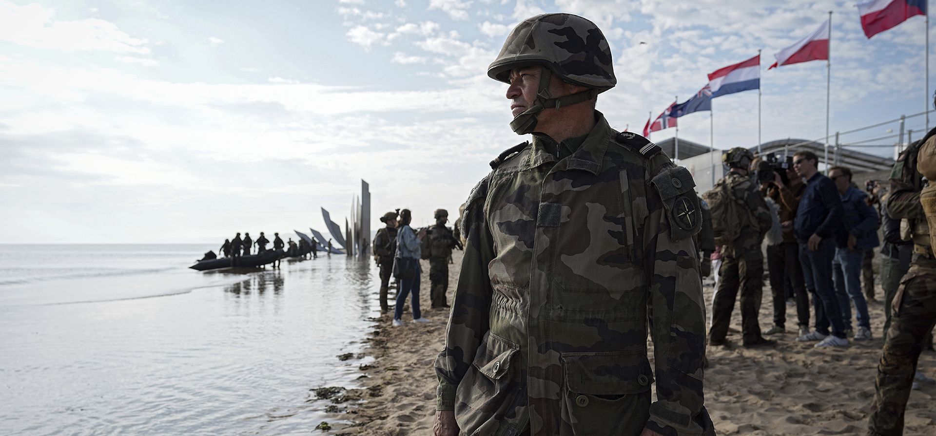 Un soldado francés observa cómo las fuerzas navales francesas y estadounidenses realizan un ensayo de asalto anfibio en la playa de OMAHA, como parte de las ceremonias que conmemoran el 80.º aniversario del Día D, en Colleville-sur-Mer, Francia, el martes 4 de junio de 2024. (Foto AP/Laurent Cipriani) Un soldado francés observa cómo las fuerzas navales francesas y estadounidenses realizan un ensayo de asalto anfibio en la playa de OMAHA, como parte de las ceremonias que conmemoran el 80.º aniversario del Día D, en Colleville-sur-Mer, Francia, el martes 4 de junio de 2024. (Foto AP/Laurent Cipriani)