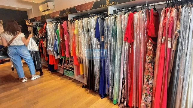 Aumentaron las ventas y alquileres de vestidos de fiestas