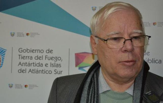 Alejandro Jacobo Betts nació en Puerto Argentino en 1947 y ahora vive en Córdoba.