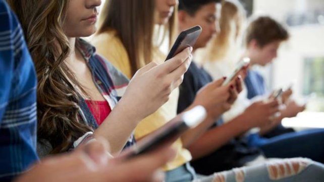 Los centennials jamás se alejan de su celular, pero sufren la fobia de hablar por teléfono