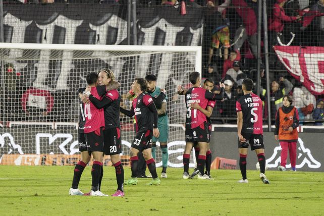 La victoria sobre Defensa y Justicia en el Coloso del Parque terminó en abrazos porque fue muy difícil de conseguir.