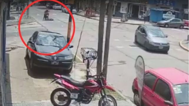 El motociclista atropelló y arrastró varios metros a la mujer