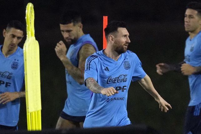 Qatar 2022: En un práctica (de izq a der): Di María, Ottamendi, Messi y Fernández. 