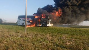 Un colectivo de pasajeros fue destruido por las llamas en la ruta 34. VIDEO