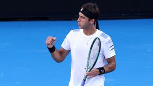 Tomás Etcheverry avanzó a la segunda ronda del primer Grand Slam del año por segunda vez consecutiva.