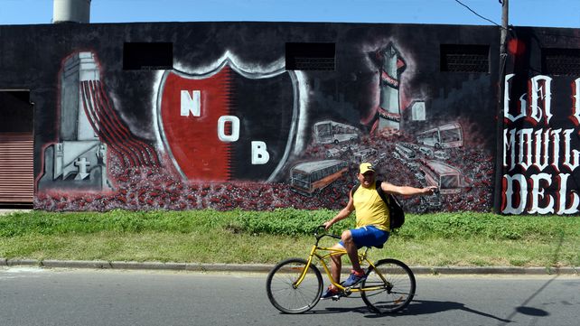 Lanzan un plan para limpiar las pintadas de Newells y Central de las paredes de Rosario