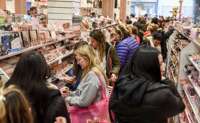 Colas eternas en la peatonal para entrar a una regalería china: las claves del fenómeno