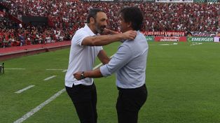 El DT de Newells Javier Sanguinetti se saluda con Juan Manuel Azconzábal, su colega del Decano.
