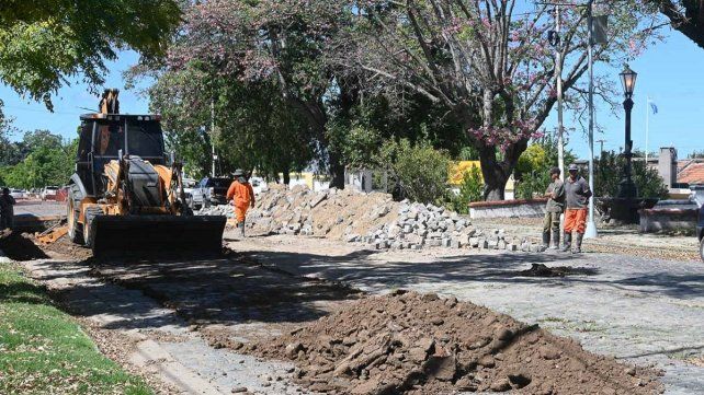 La Municipalidad de Paraná restaura el adoquinado histórico en bulevar Racedo