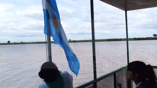 Diego Aubry, el maestro que recorrió 100 kilómetros en piragua en busca de alumnos para su escuela flotante