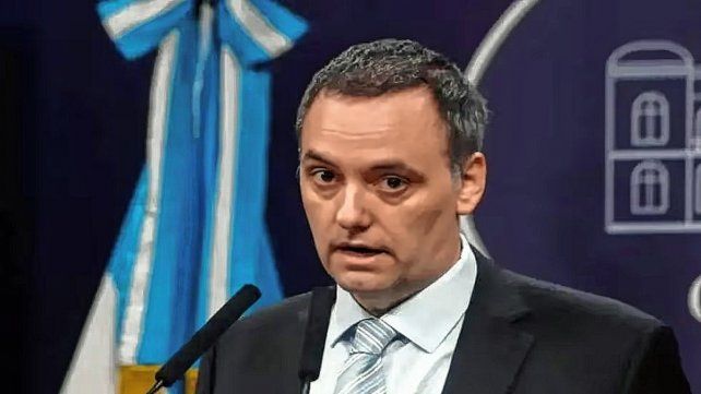 Manuel Adorni anunció que el gobierno eleminará el lenguaje inclusivo y la perspectiva de género