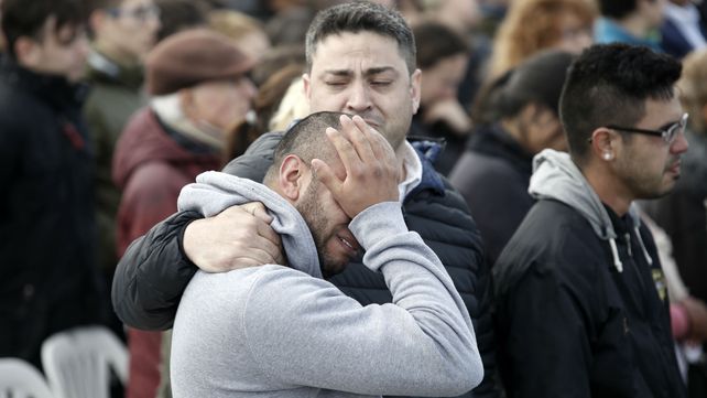 Familiares de los tripulantes a poco de trascender la noticia de la desaparición