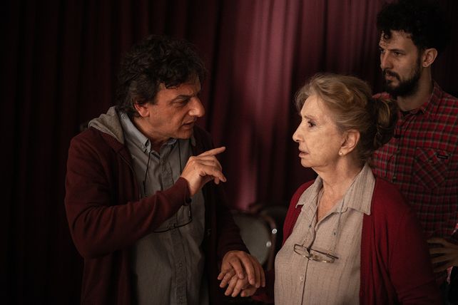 El director Alejandro Magnone junto a Norma Aleandro. "Es estupendo como director, como guionista y por su forma de producir", dijo la actriz.