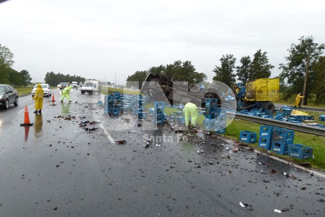 Volcó un camión, frente al hotel Colón,  en la Aut. Santa Fe - Rosario