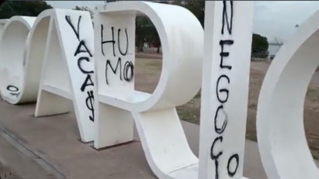 Polémica por las pintadas de plomo y humo que aparecieron en edificios públicos