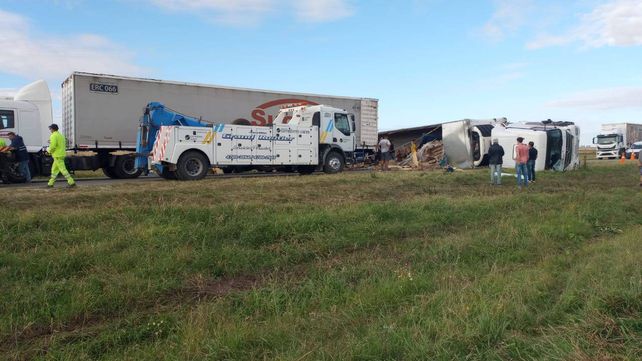 Camión volcado en la Autopista Rosario-Córdoba