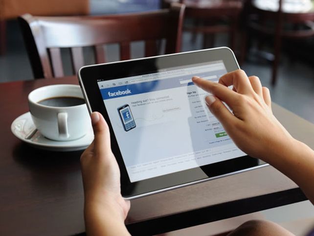 Los jóvenes de entre 18 y 24 años eligen las redes sociales para informarse, según un informe