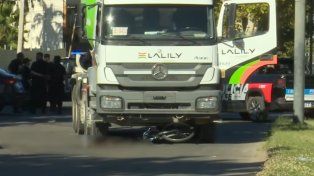 Una ciclista fue atropellada por un camión y era operada en el Heca