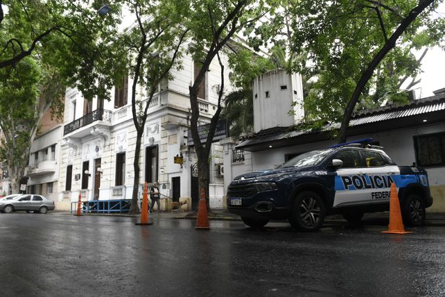 Procesaron al subcomisario de la Federal que recibía plata a cambio de ingresar celulares a la delegación rosarina