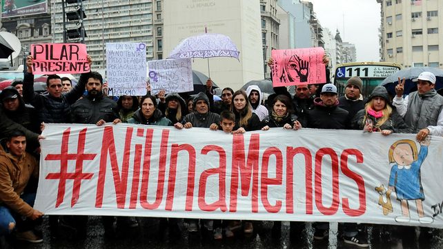 Una multitud vestida de negro marchó contra la violencia de género y los femicidios