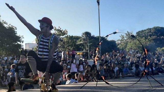 Se viene un domingo con risas, música y ritmos latinos en el anfiteatro