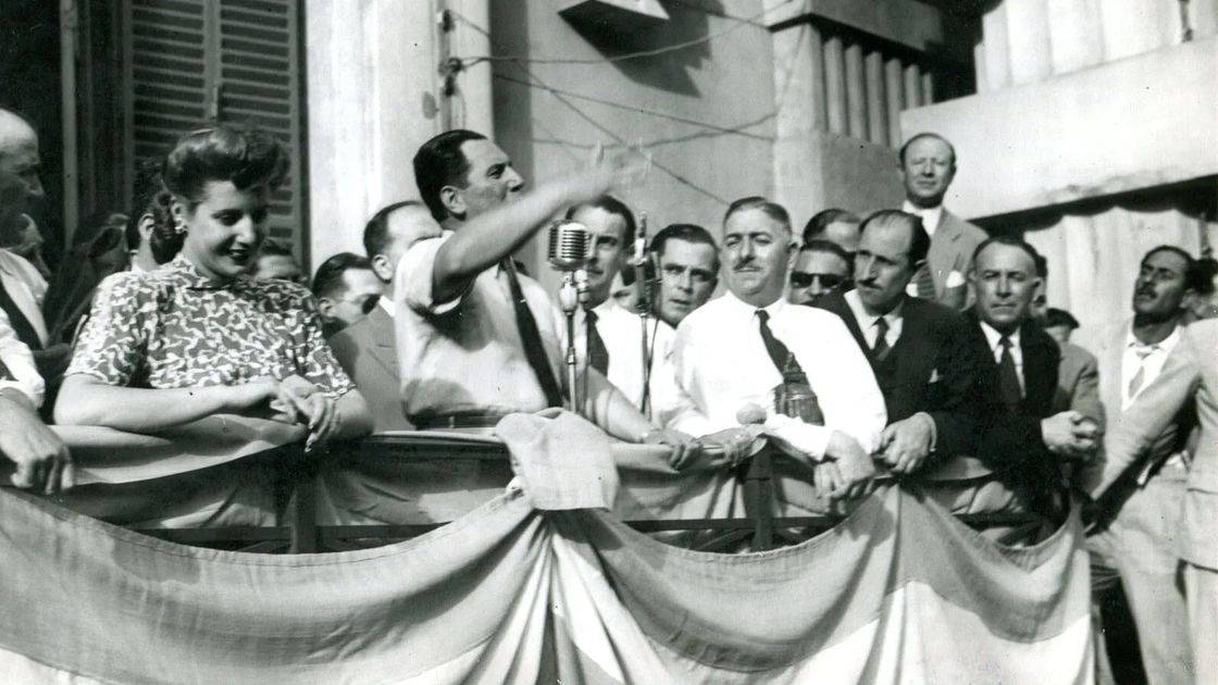 habla-Perón-Evita-su-lado-el-balcon-la-jefatura-policia-rosario-santa-fe-y-moreno-1947--ESCUELA DE MUSEOLOGIA