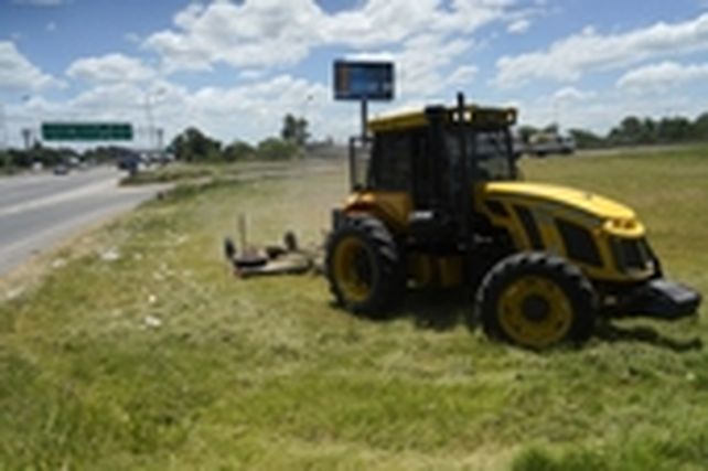 Operarios enviados por el gobierno nacional cortan el pasto en los rulos intercambiadores y en los márgenes de la calzada de avenida Circunvalación